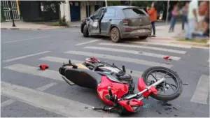 Moto com 3 pessoas fura sinal vermelho e causa acidente grave em BH