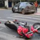 Moto com 3 pessoas fura sinal vermelho e causa acidente grave em BH