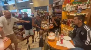 Atleticanos encontram Adriano, ex-Flamengo, e perdem aposta em bar