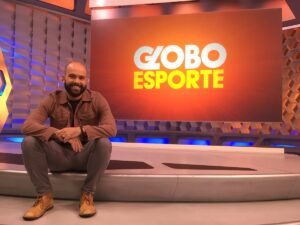 Apresentador do Globo Esporte deixa seu absorvente cair ao vivo e vira meme