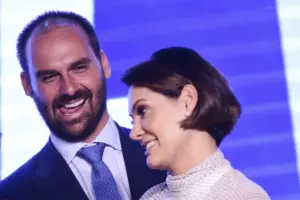 Michelle e Eduardo incentivavam que Bolsonaro desse golpe, diz Cid