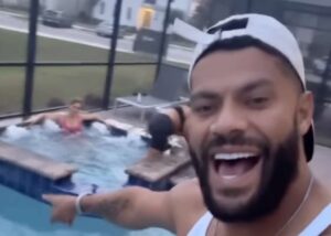 Hulk curte férias em piscina com churrasco e vinho em mansão nos EUA