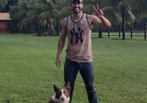 Cruzeiro: Lucas Silva se joga na lama junto de cachorro e torcedor reclama