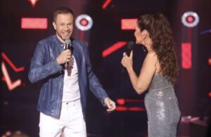 Tiago Leifert aparece de surpresa na final do The Voice para falar da Globo