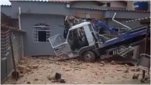 Caminhão desgovernado invade casas em Belo Horizonte