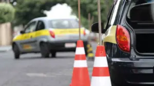 Mineira é presa após “levar pau” na CNH e oferecer R$ 4 mil aos policiais