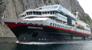 Navio de cruzeiro sofre em alto mar, quebra janelas e acaba a luz