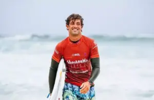 Surfista brasileiro Chumbinho passa mal e é retirado do mar desacordado nos EUA