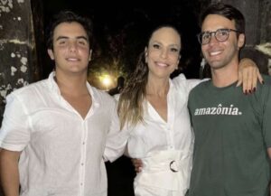 Filho de Ivete Sangalo posta foto com amigos da favela