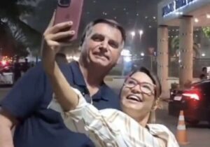 Bolsonaro explica como foi a foto com a “sósia” de Janja, de Lula