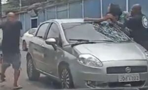 Vídeo: Mulher flagra marido com outra e sobe em cima do carro