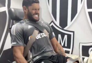 Atlético mostra vídeo de Hulk amarrado em cadeira e explosão