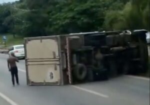 Caminhão tomba no Anel Rodoviário e interdita via