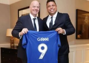 Ronaldo dá camisa do Cruzeiro para presidente da Fifa: “Obrigado, uma honra”