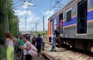 Metrô de BH falha e passageiros descem no meio dos trilhos; veja o vídeo