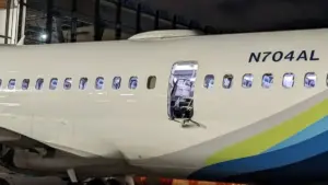 Vídeo mostra porta de avião aberta em pleno voo durante emergência
