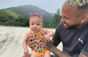 Neymar posa com a filha Mavie usando maiô de R$ 2,3 mil