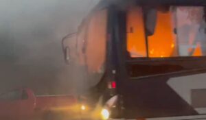 Três manifestantes são presos por incendiar ônibus na Av. Amazonas