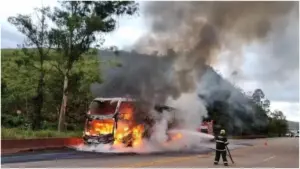 Ônibus pega fogo com 55 passageiros na BR 040; malas são destruídas