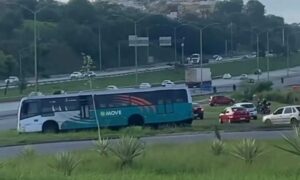 Ônibus do Move perde o eixo em Belo Horizonte na MG-010; veja o vídeo