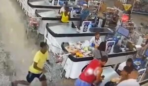 Segurança de supermercado é esfaqueado após impedir roubo e morre