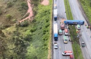 Ônibus tomba na BR 381 e deixa 18 feridos com criança em estado grave