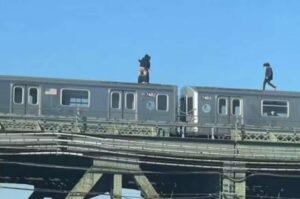 Casal é flagrado transando em cima do trem do metrô