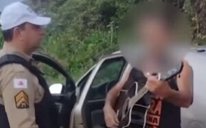 Motorista bêbado canta para policial em MG: “Seu guarda não sou vagabundo”