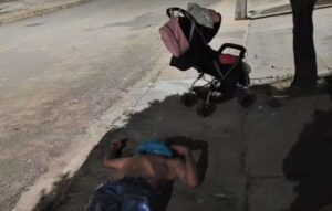 Pai embriagado é preso dormindo ao lado do filho bebê na rua