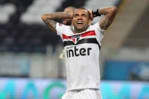 Daniel Alves: condenado e preso, segue recebendo milhões do São Paulo