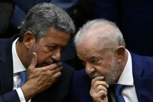 O que Arthur Lira fará com pedido de impeachment de Lula