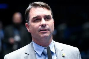 Filho de Bolsonaro comparou Holocausto a prisões do 8/1