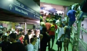 Vídeo mostra foliões e torcedores invadindo estação do metrô em BH