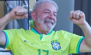 Lula zoa jogador de futebol em BH: “Perde mais gols do que marca”