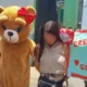 Policial se veste de ‘ursinho do amor’ e prende suspeito