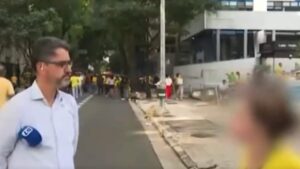 Repórter da Record leva soco durante manifestação bolsonarista