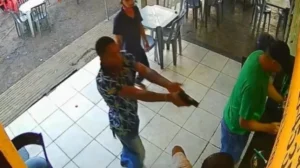 Clientes continuam bebendo enquanto bar é assaltado; veja o vídeo