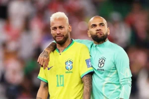 Pai de Neymar oferece R$ 5,5 milhões a Daniel Alves, diz jornal espanhol