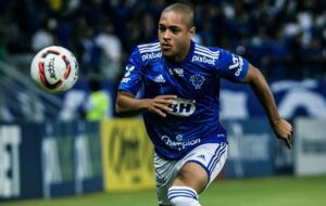 Ex-Cruzeiro, Vitor Roque cita ídolo do Atlético como um dos 5 maiores