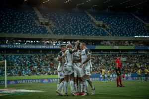 Atlético-MG vence Cuiabá e assume a liderança do Brasileirão