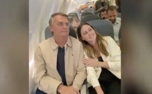 Bolsonaro posta vídeo no avião indo para Uberaba; saiba o que ele vai fazer
