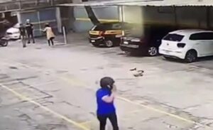Policial sai correndo e deixa esposa pra trás em assalto no Rio; assista