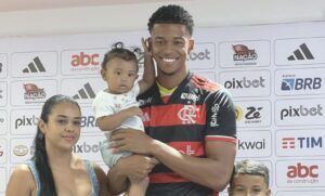 Esposa de jogador do Flamengo é criticada por usar roupas “simples demais”
