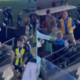 Sheik dá chicotadas em jogador após derrota para time de Neymar; assista