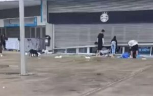 Arena do Grêmio é saqueada após ser inundada pela chuva; assista