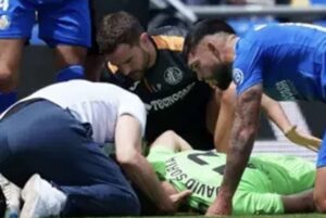 Jogador tem lesão craniana após colisão em campo; imagens fortes