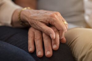 Casal com Alzheimer esquece separação e segue juntos