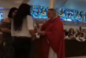 Padre morde mulher durante missa e dispara: “Defendendo sacramento”