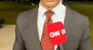 Repórter da CNN que caiu de prédio quebrou o fêmur e a bacia
