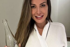 Andressa Urach faz vídeo adulto com garrafa enorme: “Vem muito mais”